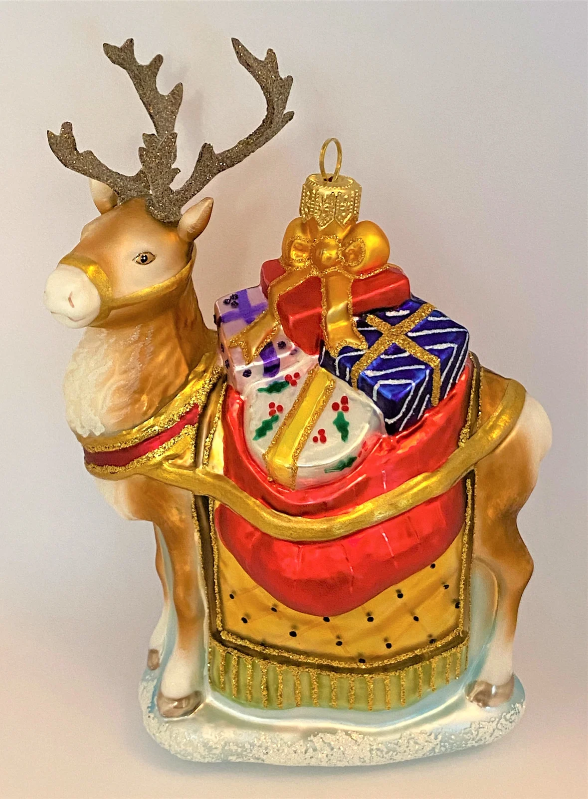 Hanco Grosses Rentier mit Geschenken