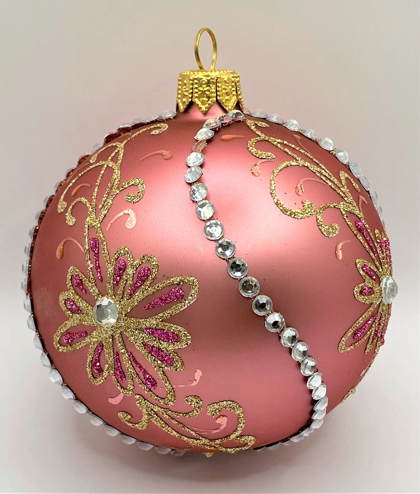 Dagmara Kugel altrosa mit goldenem Ranken-Motiv und Glitzersteinen