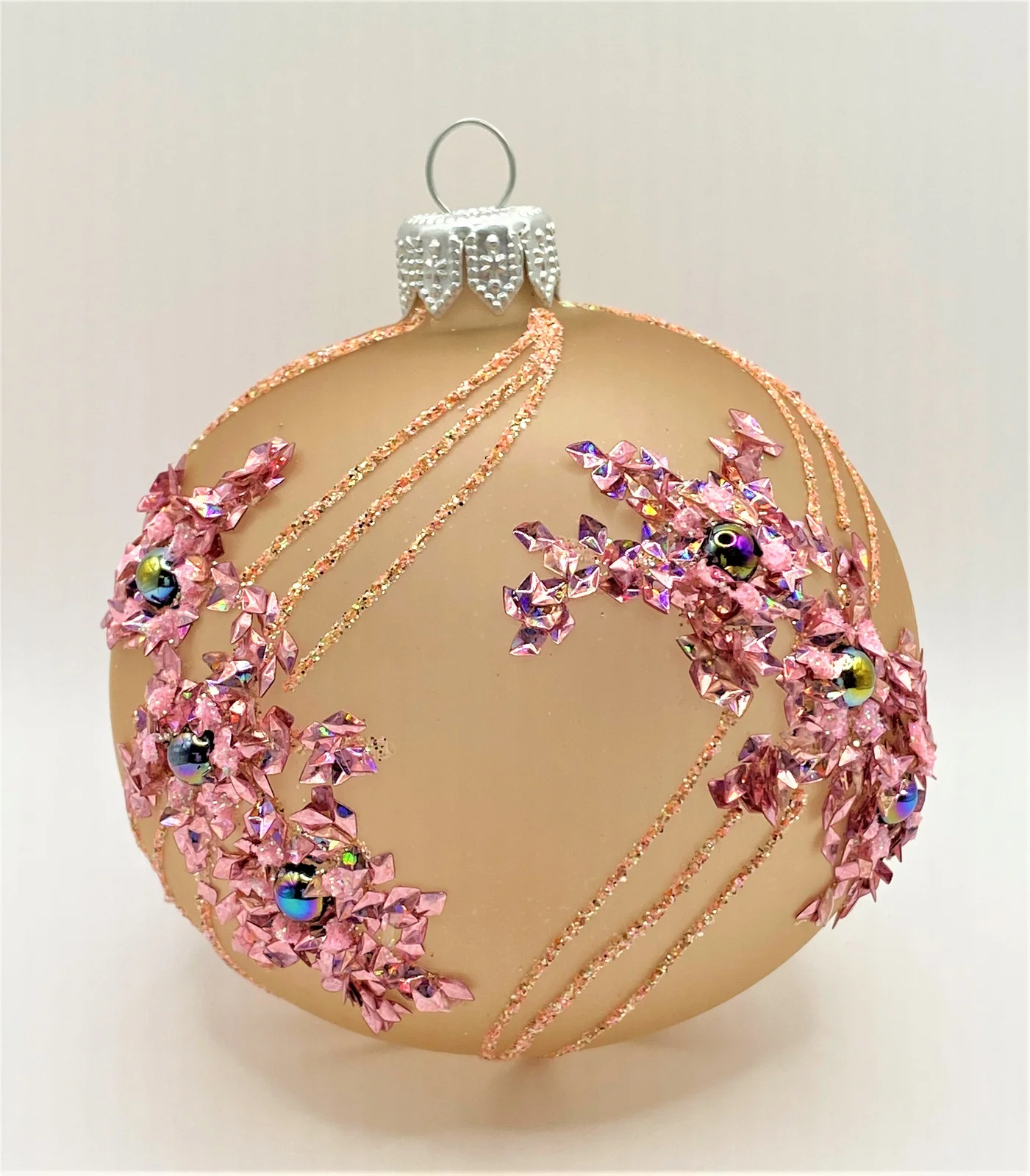 Dagmara Kugel bräunlich transparent mit rosa Streifen-Dekor und Glitzerflocken