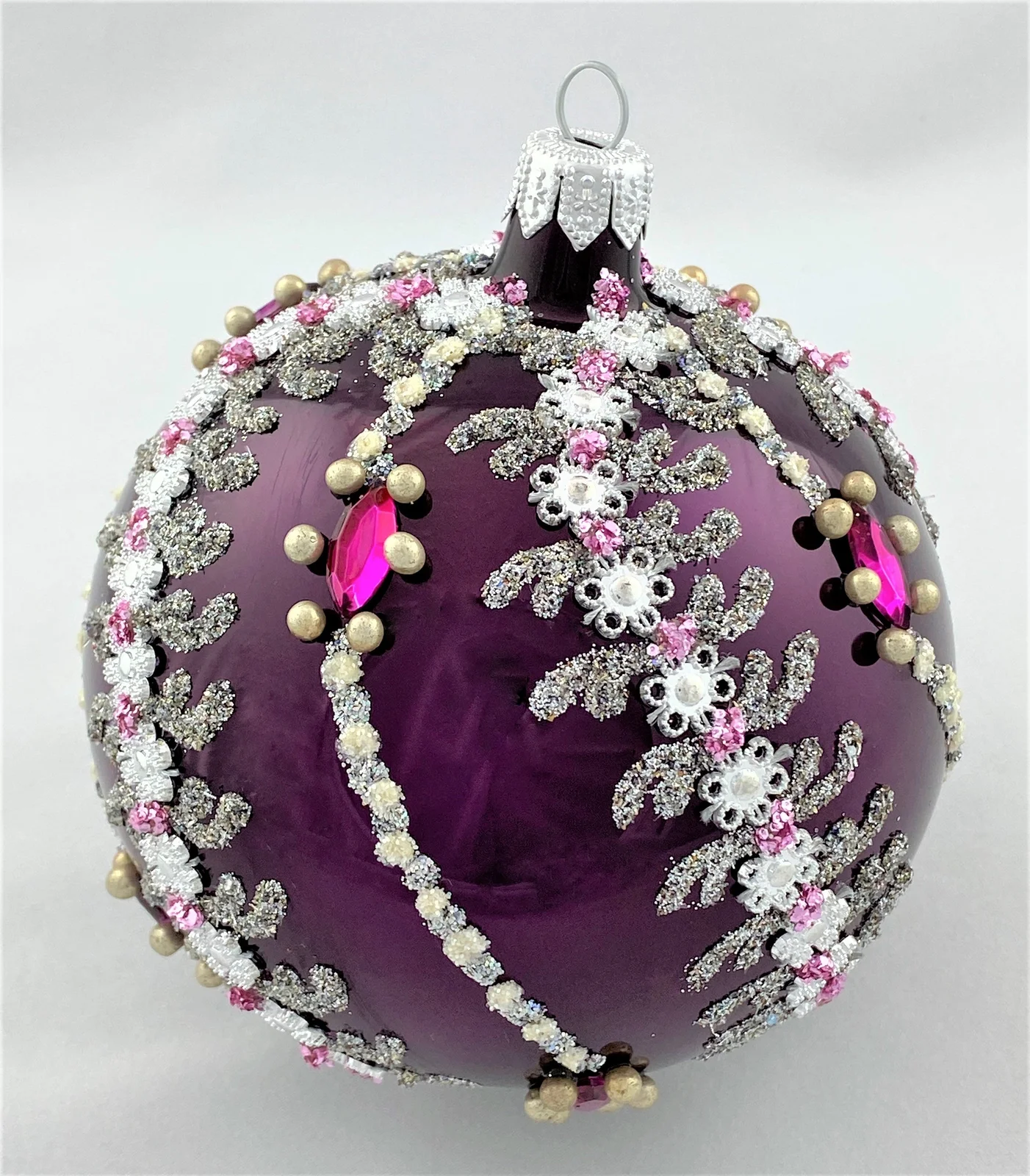 Hanco Kugel violett mit feinem weiss/silber Blütenranken Dekor