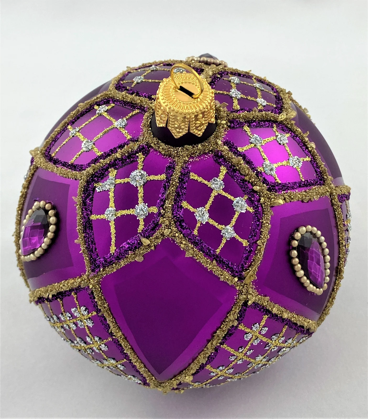 Hanco Kugel violett mit feinem Barock - Dekor