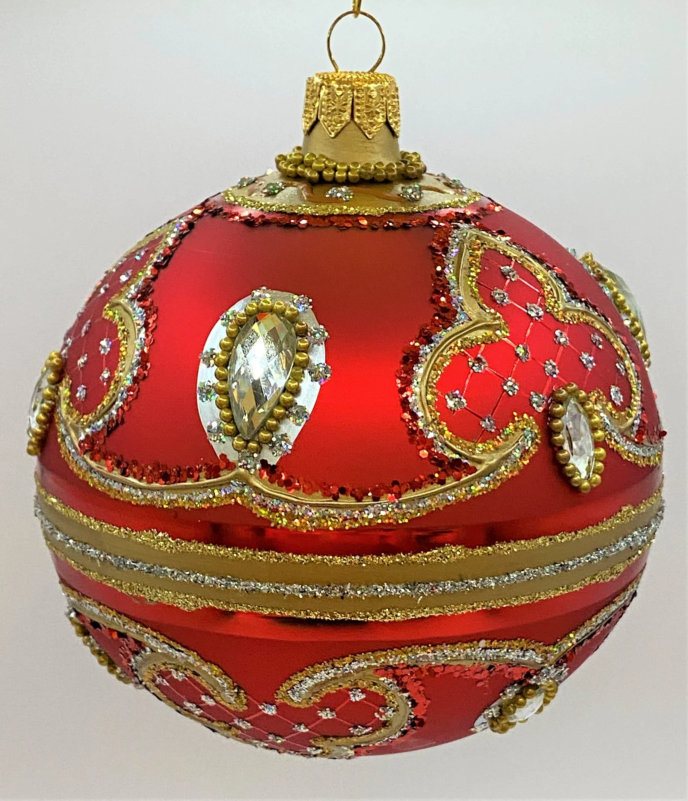 Hanco Kugel warmes Rot mit Barock Muster, silberne Steine
