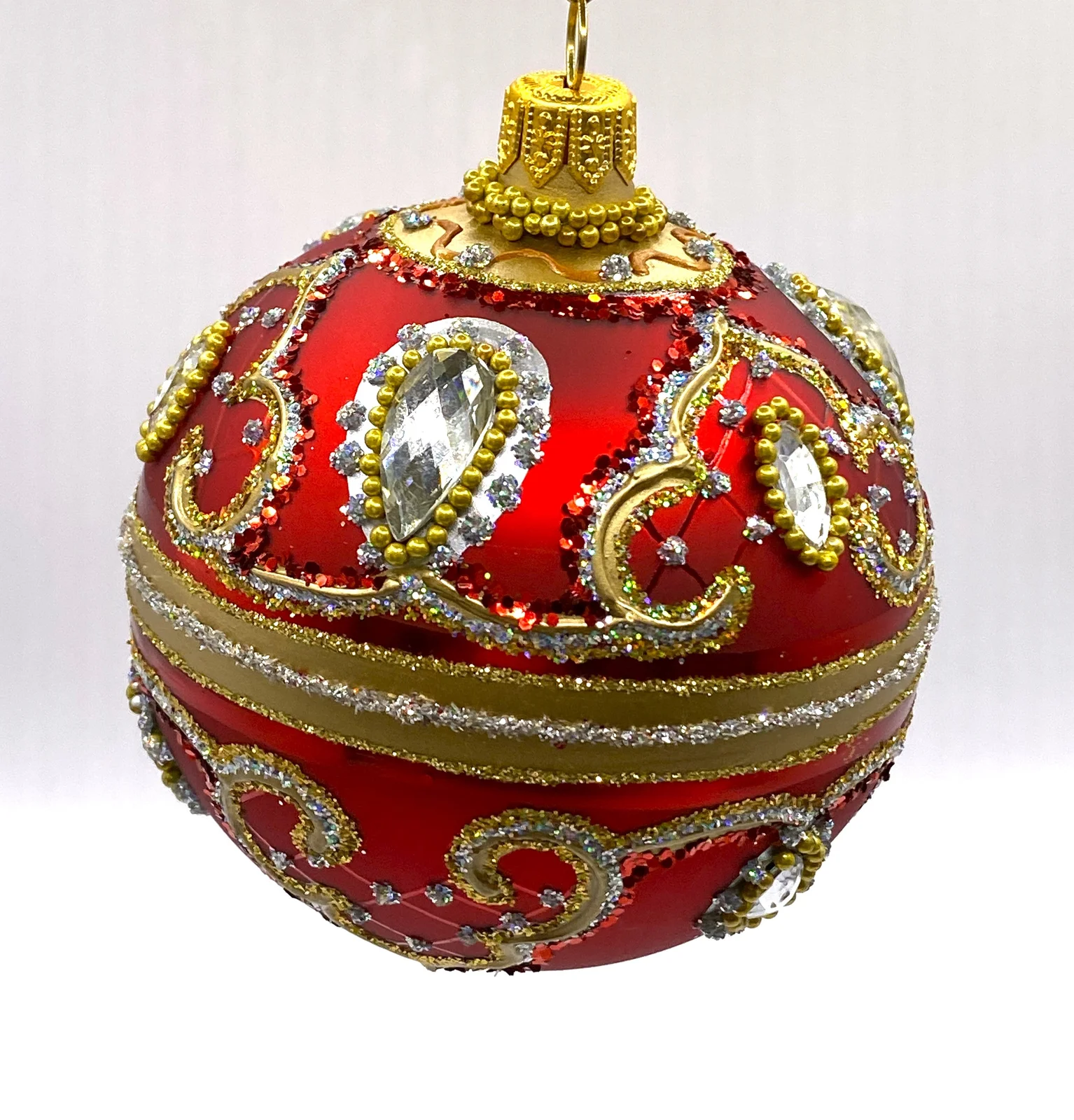 Hanco Kugel warmes Rot mit Barock Muster, silberne Steine