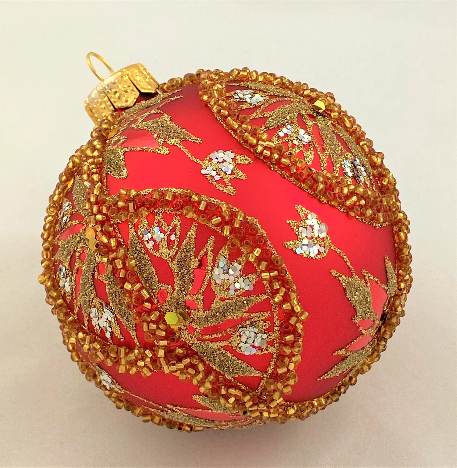 GMC Kugel rot mit üppigem Gold-Dekor