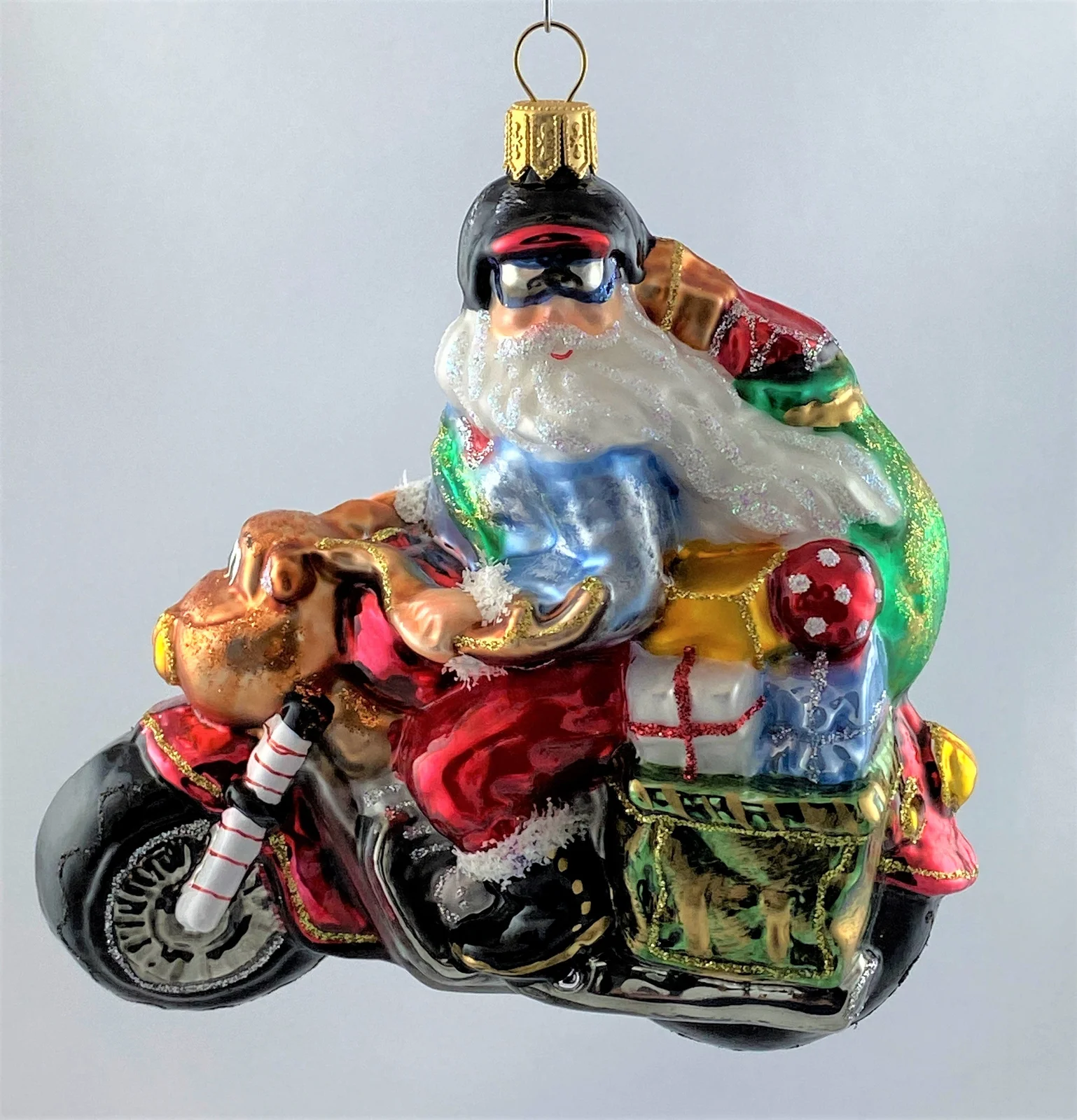 Glassware Santa Claus bringt die Geschenke auf dem coolen Motorrad