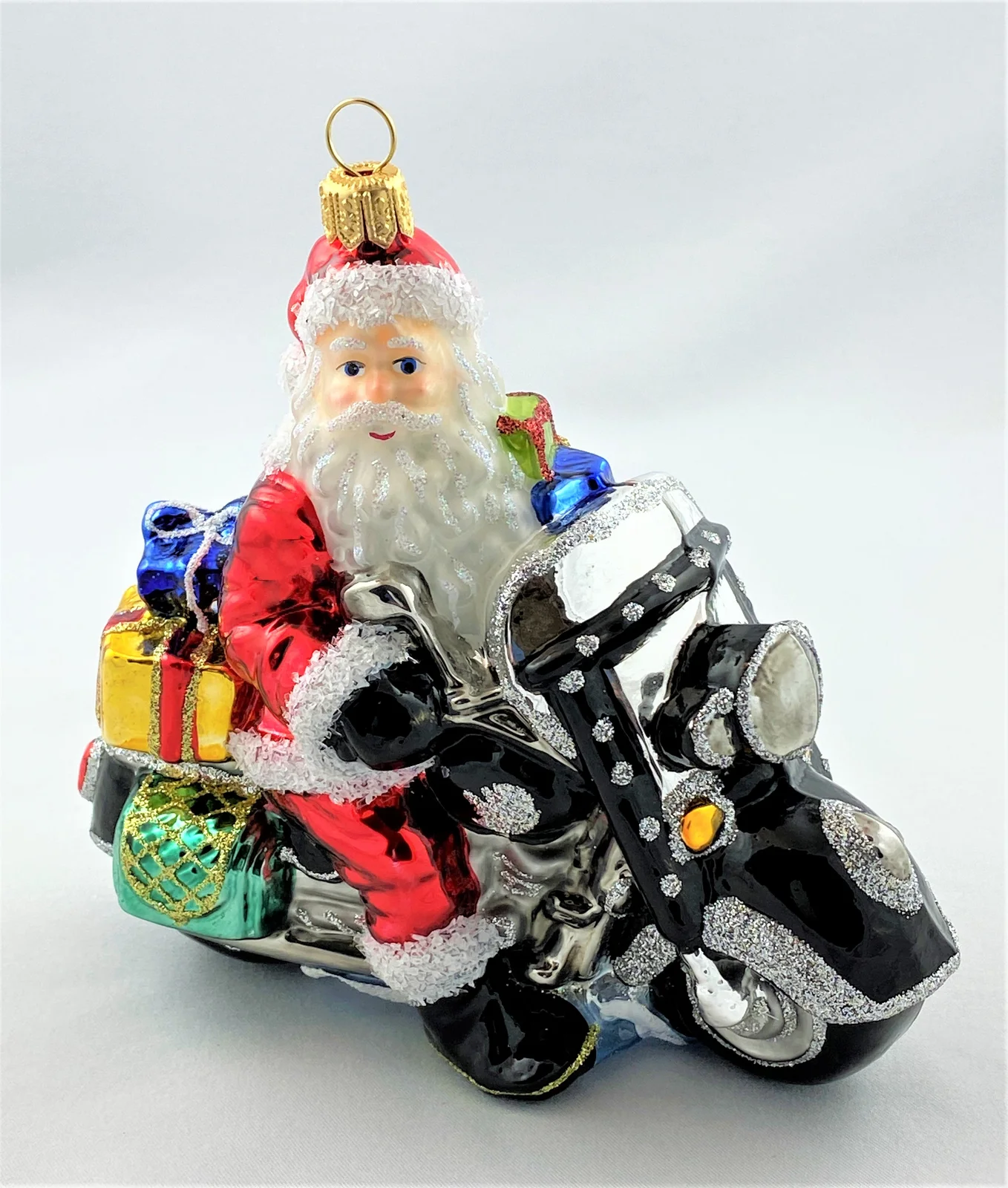 Glassware Santa ist mit dem schweren Motorrad unterwegs