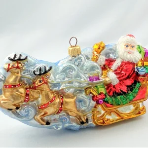Glassware Santa Claus fliegt mit dem Rentierschlitten durch die Wolken