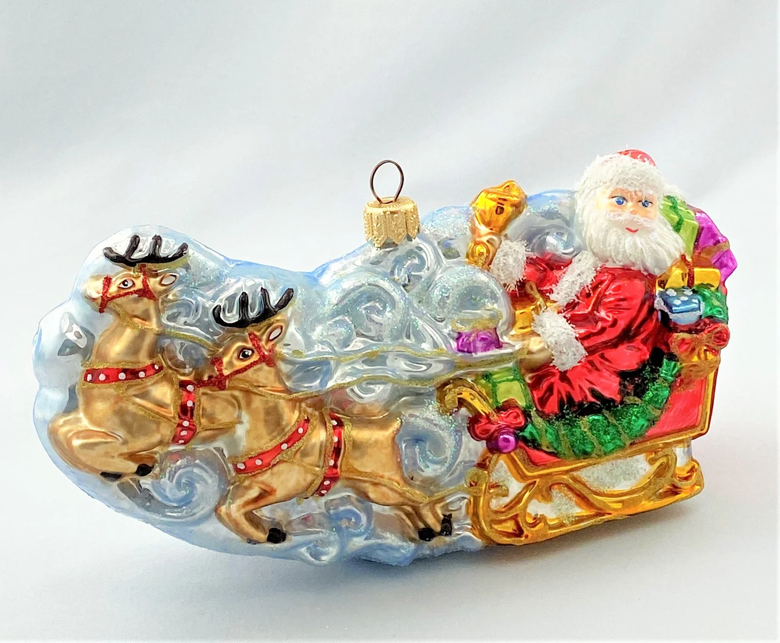 Glassware Santa Claus fliegt mit dem Rentierschlitten durch die Wolken