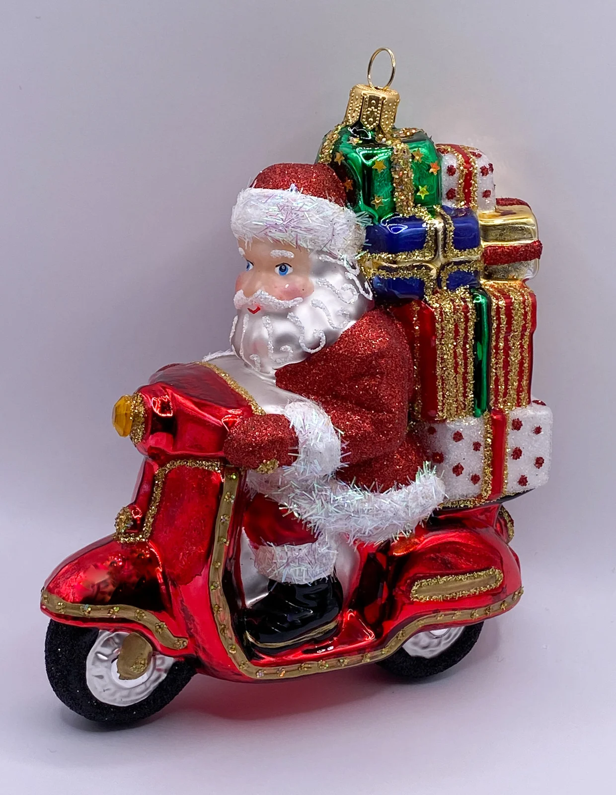 Impuls Santa Claus bringt die Geschenke mit dem Motor-Roller