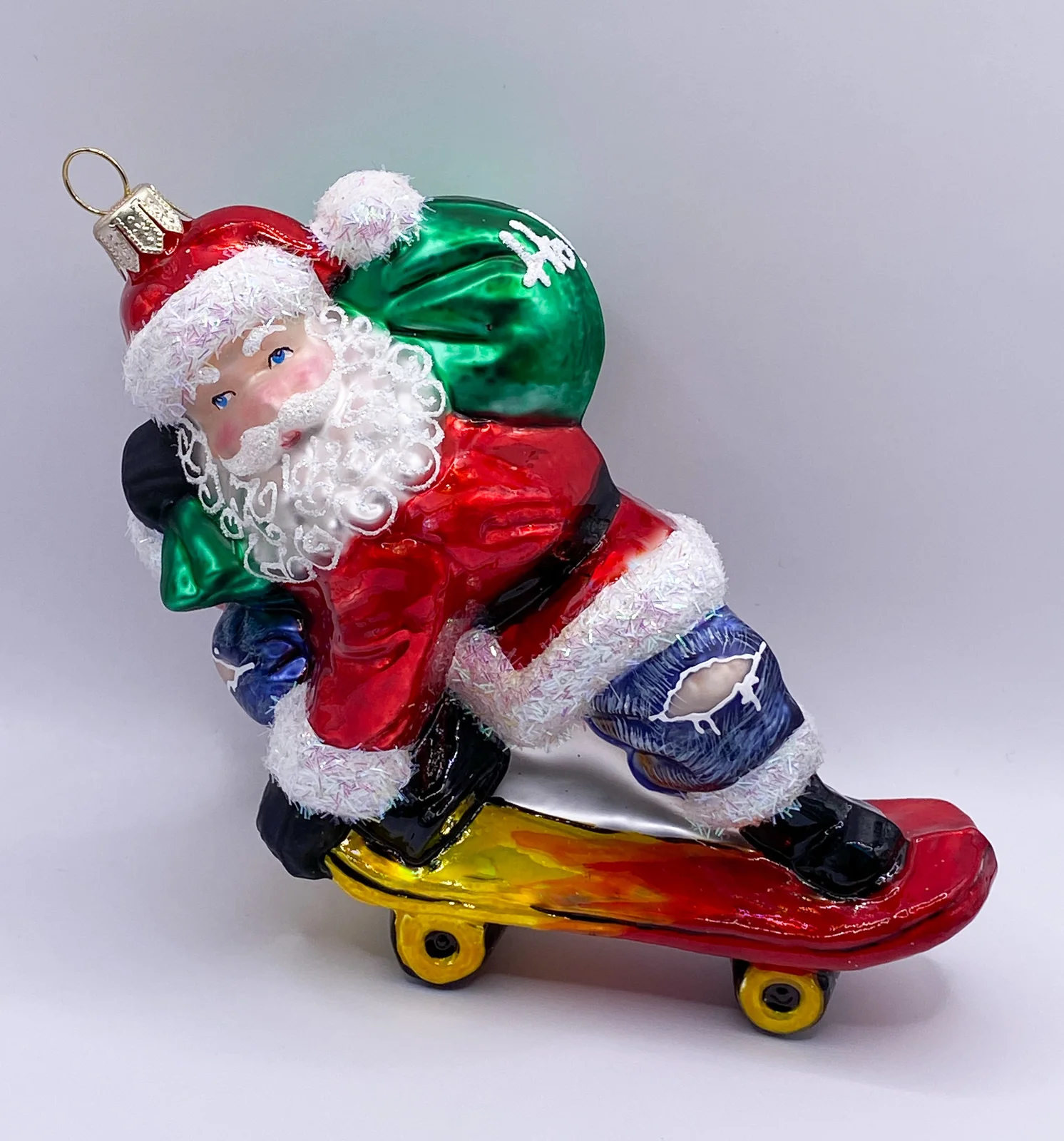 Impuls Santa Claus bringt die Geschenke mit dem Skate-Board