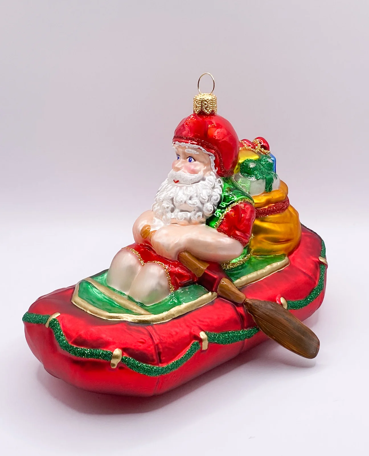 Impuls Santa Claus bringt die Geschenke mit dem Schlauchboot