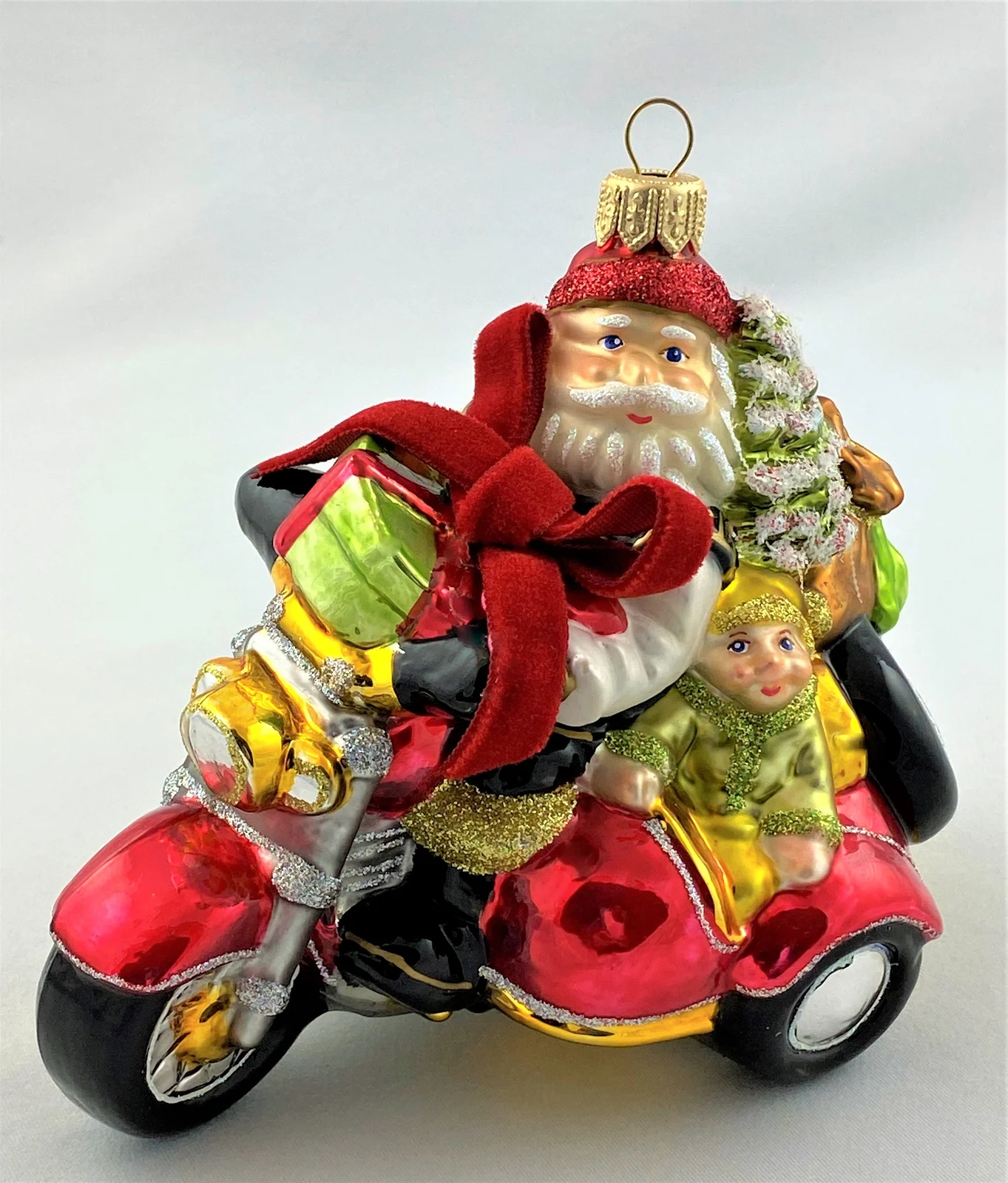 Glassware Weihnachtsmann und Wichtel bringen die Geschenke mit dem Seitenwagen-Motorrad