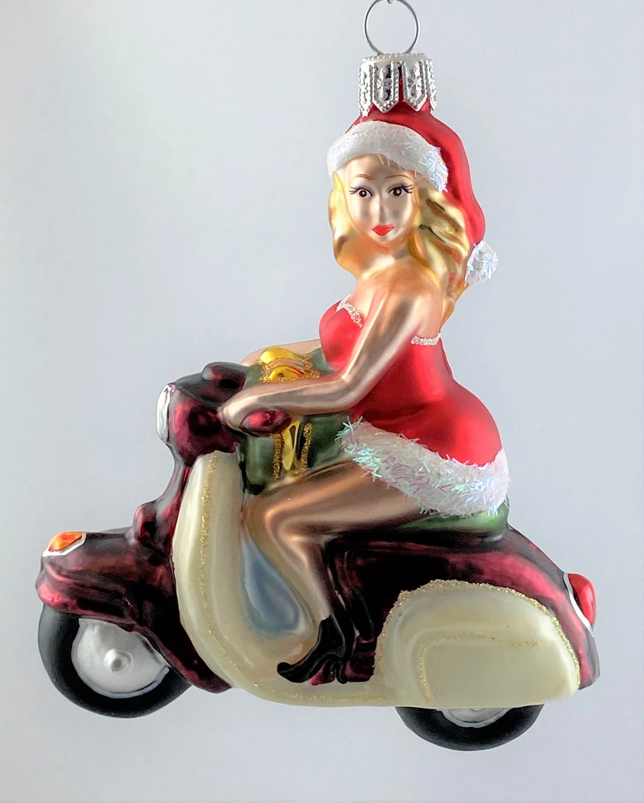 Hanco Santa Girl kommt mit der Vespa, Motor-Roller