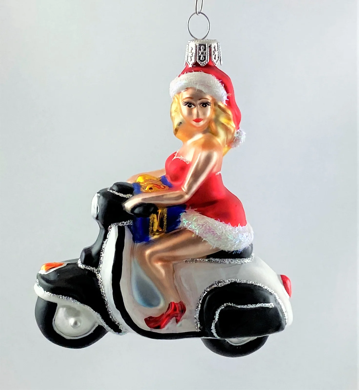Hanco Santa Girl bringt das Geschenk mit der Vespa, Motor-Roller