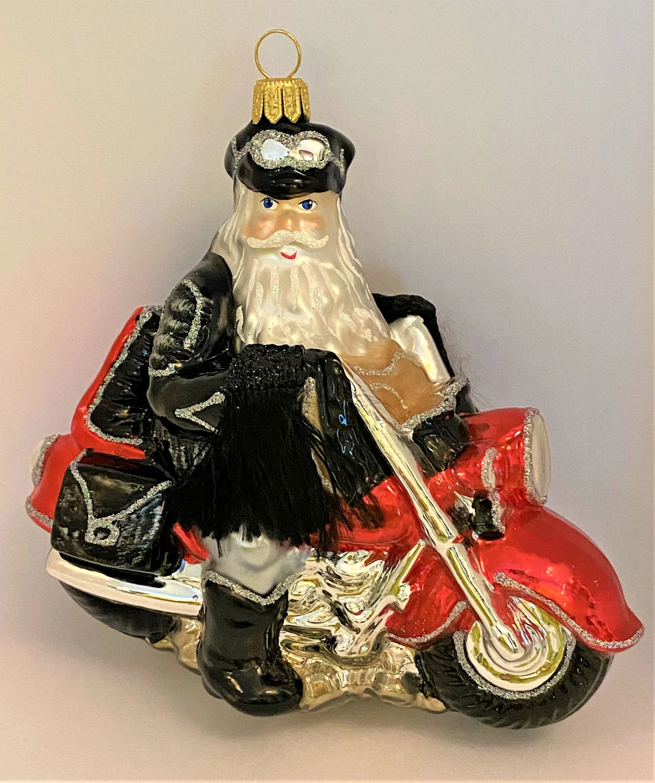 Glassware Santa mit der Fransenjacke auf schwerem Motorrad