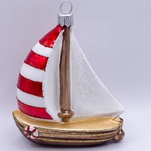 Hanco Segelboot mit rot weiss gestreiften Segeln