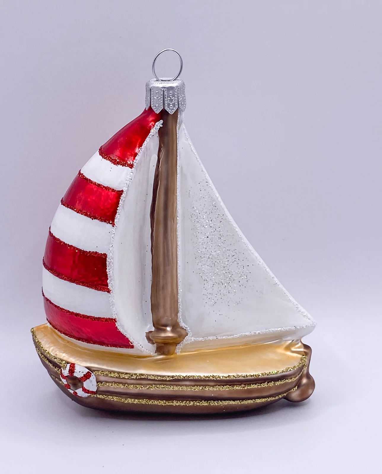 Hanco Segelboot mit rot weiss gestreiften Segeln