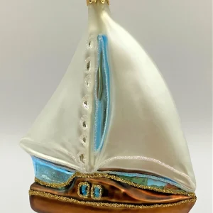 Glaspol Segelboot mit weissen Segeln