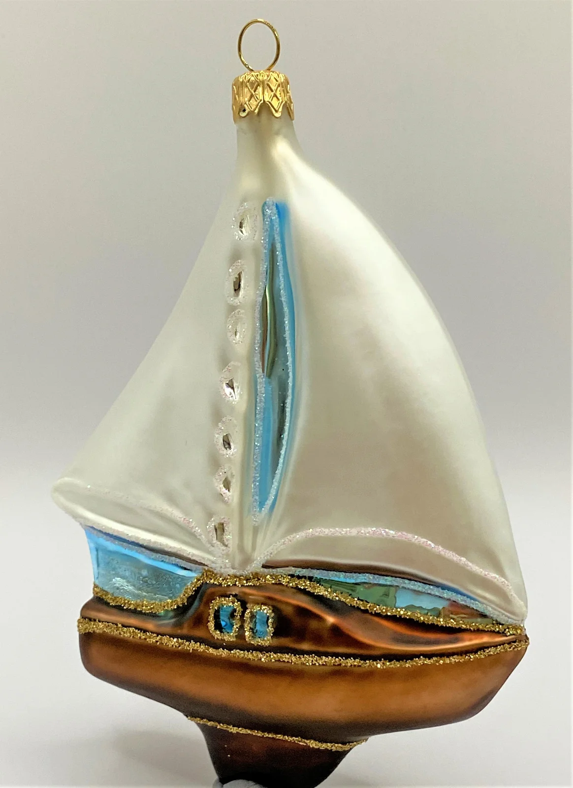 Glaspol Segelboot mit weissen Segeln