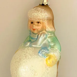 Inge-Glas Kleiner Junge mit Wintermütze macht einen riesigen Schneeball, pastell
