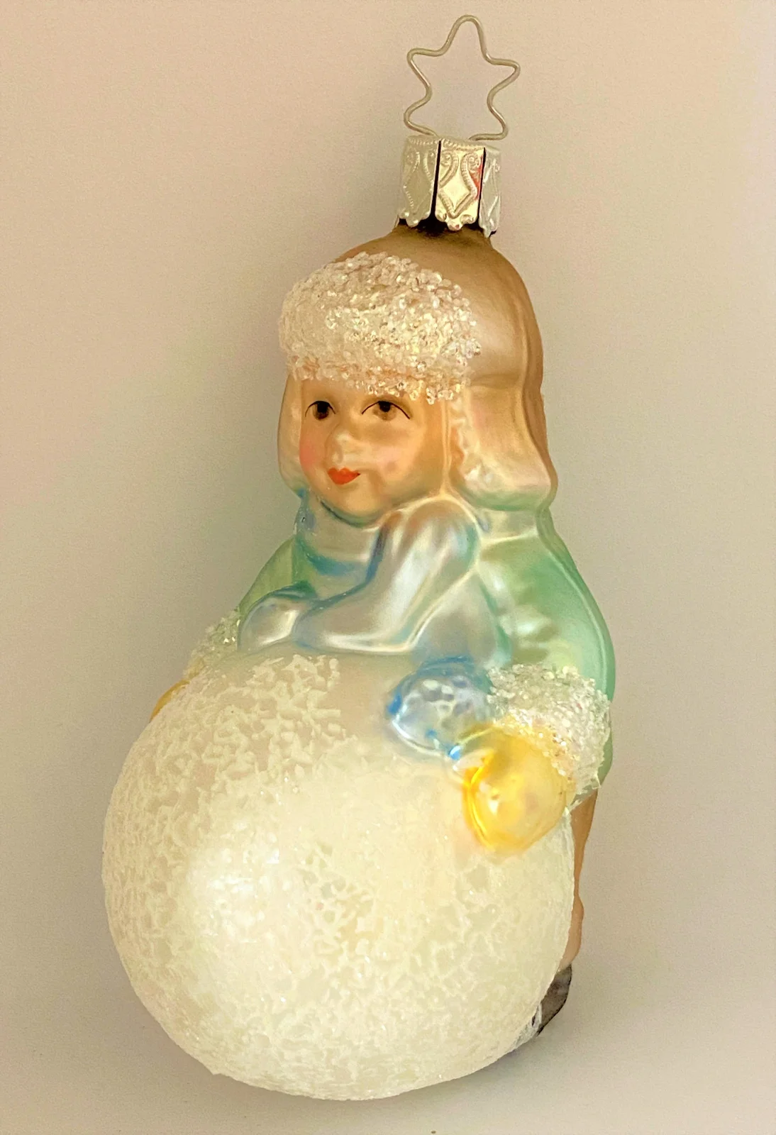 Inge-Glas Kleiner Junge mit Wintermütze macht einen riesigen Schneeball, pastell