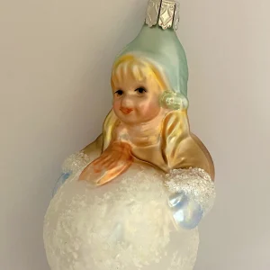 Inge-Glas Kleines Mädchen mit Wintermütze macht einen riesigen Schneeball, pastell