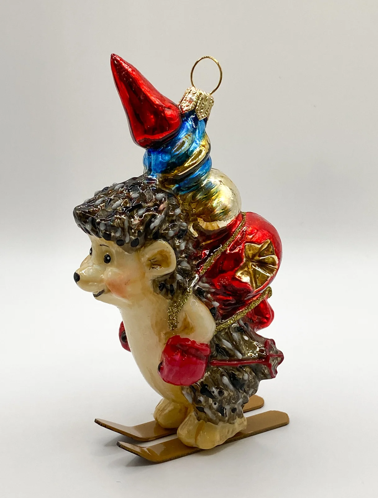 Komozja Der Igel bringt die Christbaumspitze auf den Skiern, KOMOZJA MOSTOWSKI