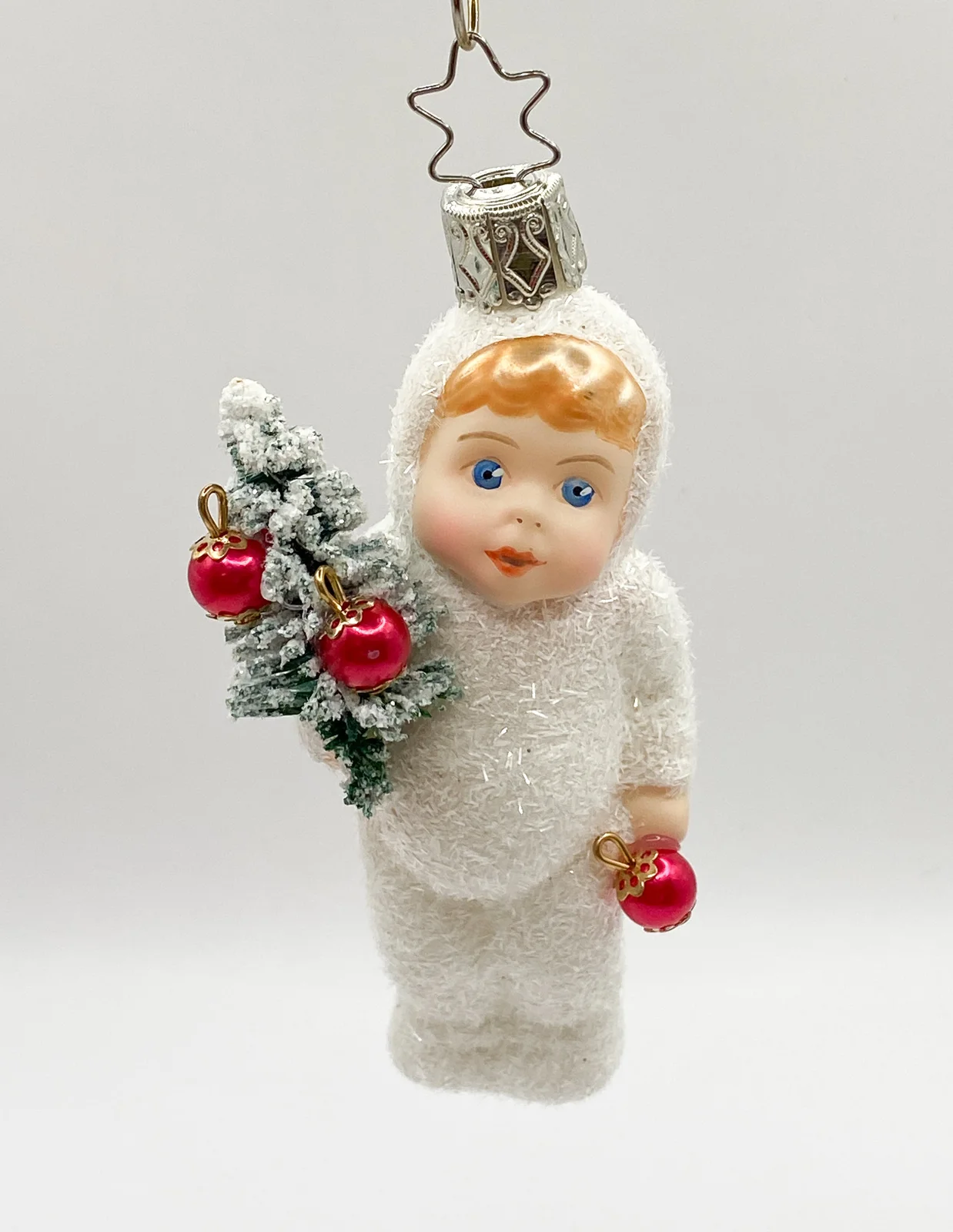 Inge-Glas Schneekind mit dem geschmückten Christbäumchen