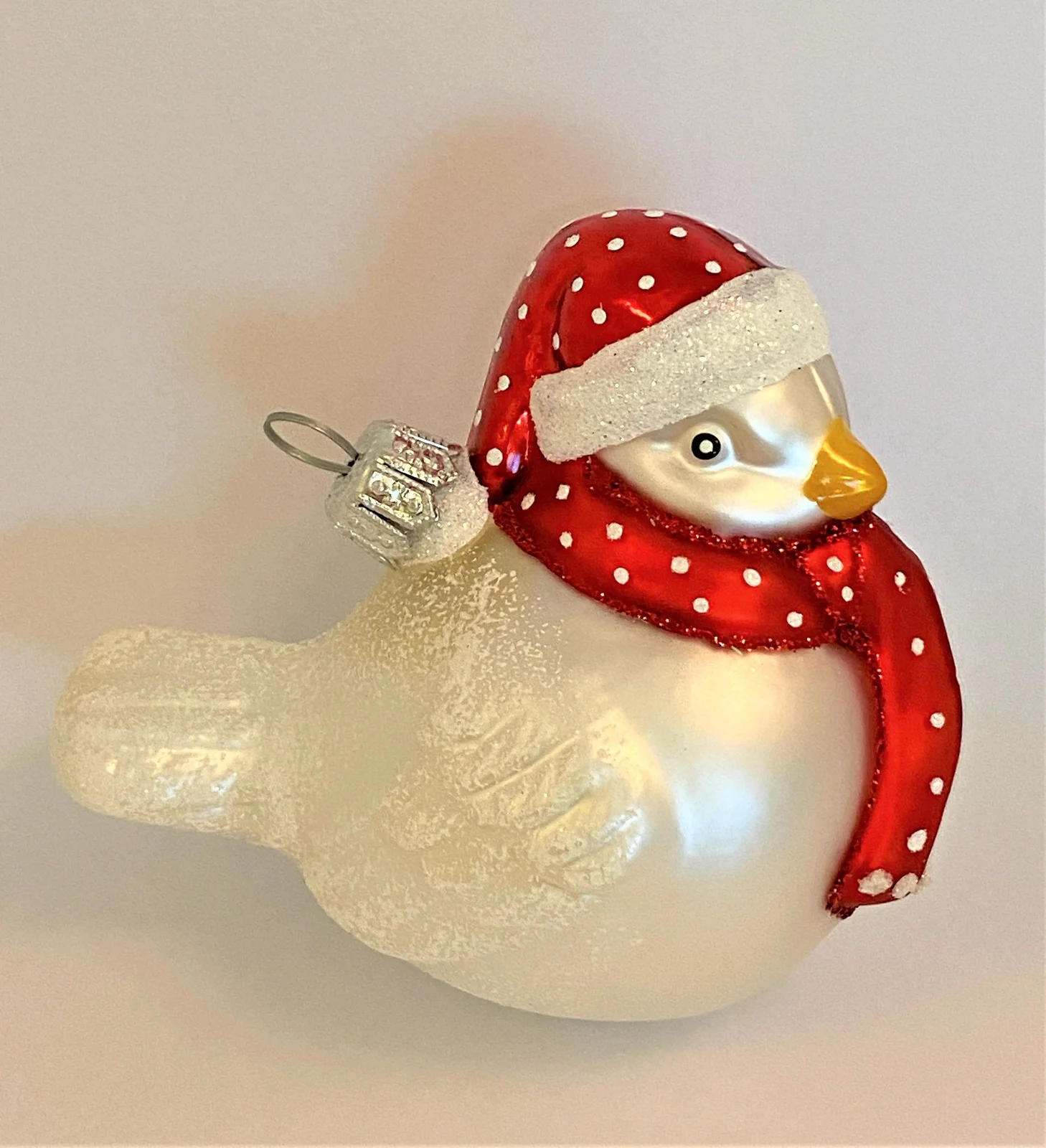 Hanco Wintervögelchen weiss mit roter Mütze und Schal