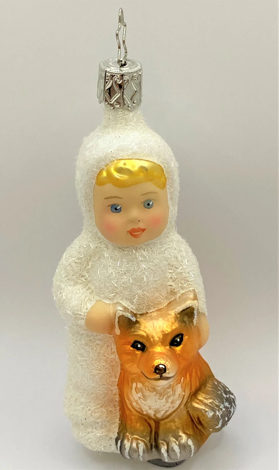 Inge-Glas Schneekind spielt mit dem Fuchs