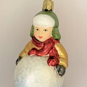 Inge-Glas Kleiner Junge mit grüner Wintermütze macht einen riesigen Schneeball