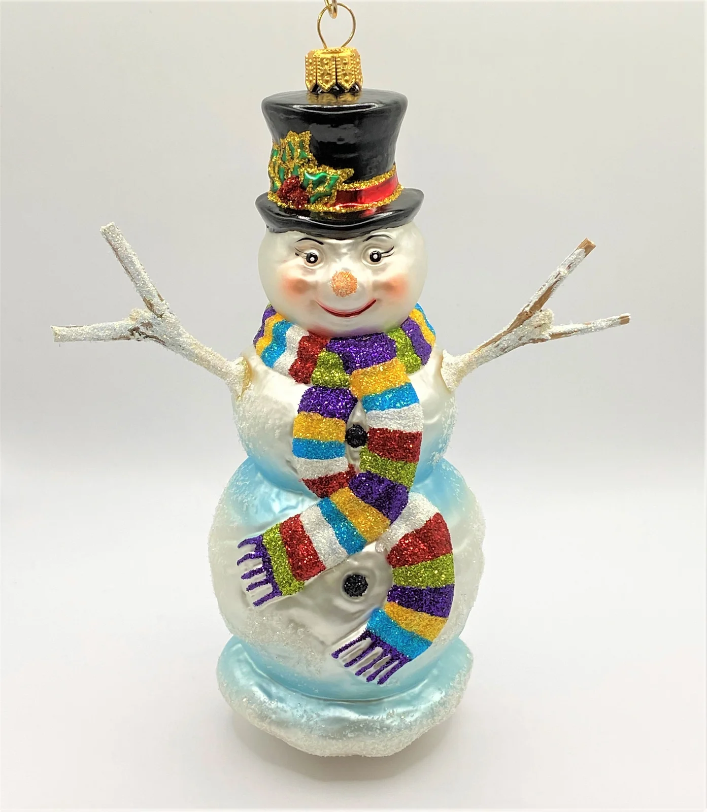 Hanco Schneemann mit buntem Schal und Hut