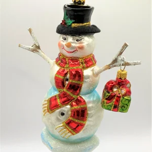 Hanco Schneemann mit rotem Schal und Hut und Geschenk