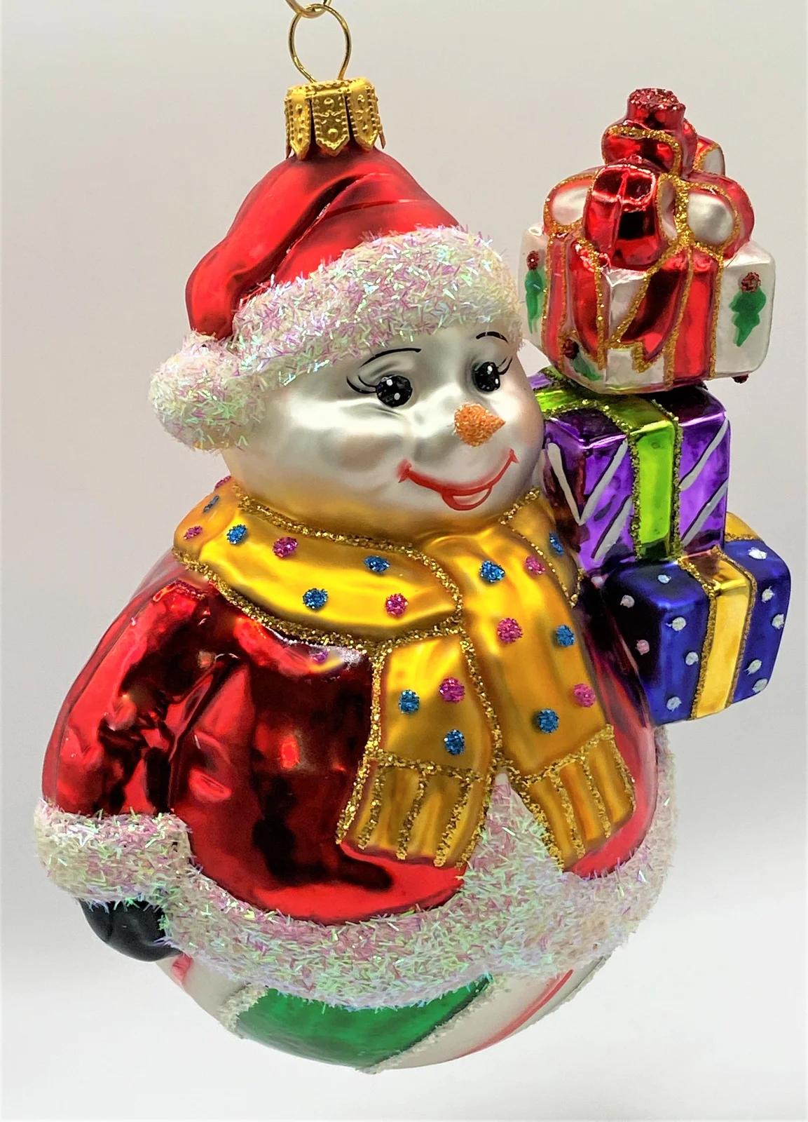 Hanco Schneemann mit roter Jacke und vielen Geschenken