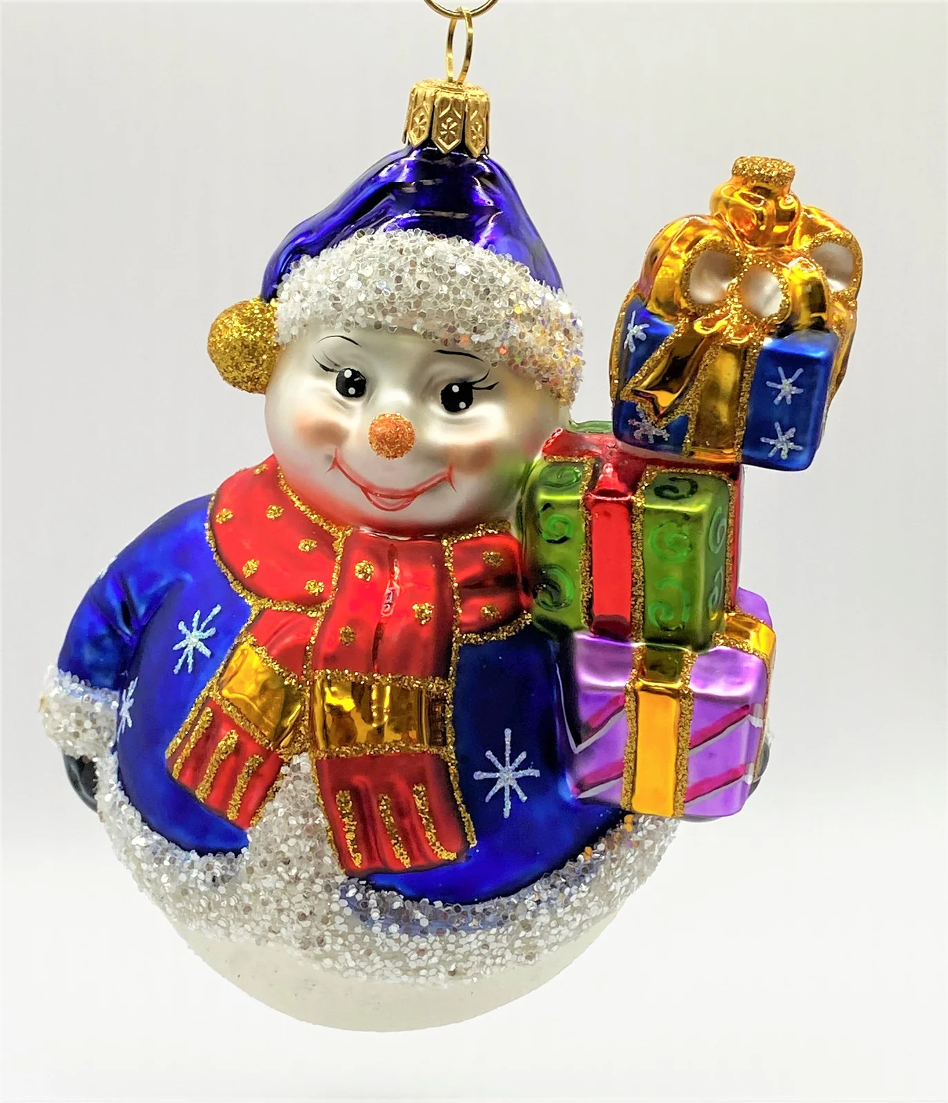 Hanco Schneemann mit blauer Jacke und vielen Geschenken
