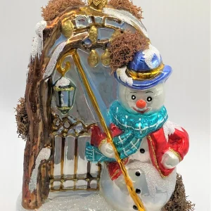 Glassware Der Schneemann leuchtet mit der Laterne am Gartentor