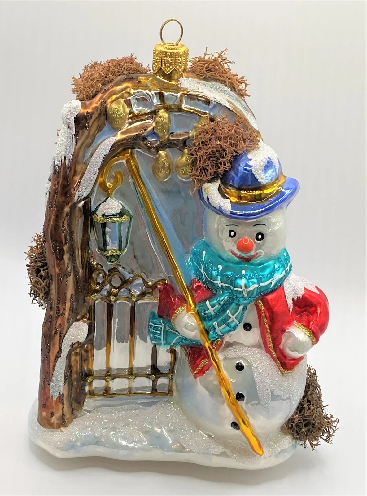Glassware Der Schneemann leuchtet mit der Laterne am Gartentor