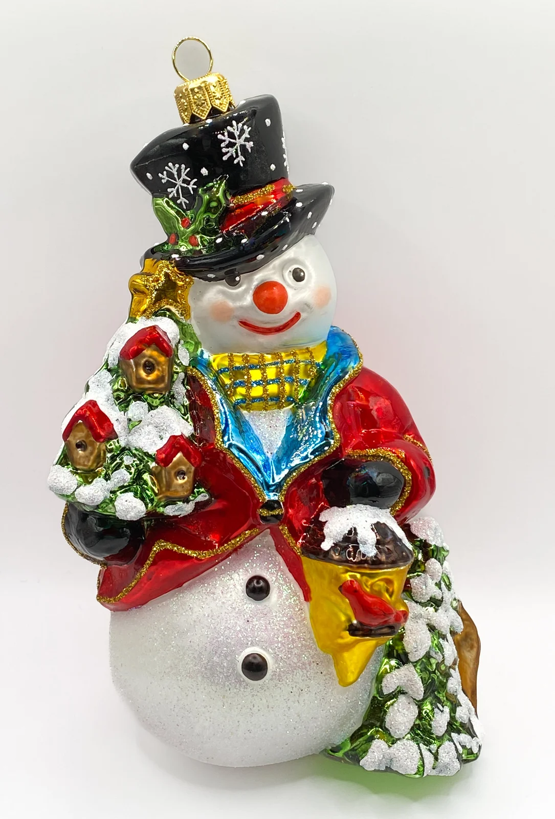 Glassware Schneemann bringt den Weihnachtsbaum geschmückt mit Vogelhäuschen