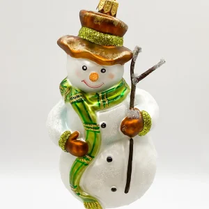 Hanco Schneemann mit grünem Schal und Reisig-Stecken
