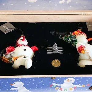 Atlas Mama-Schneemann und Papa-Schneemann bringen den Weihnachts-Baum und das Spielzeug, AtlasArt