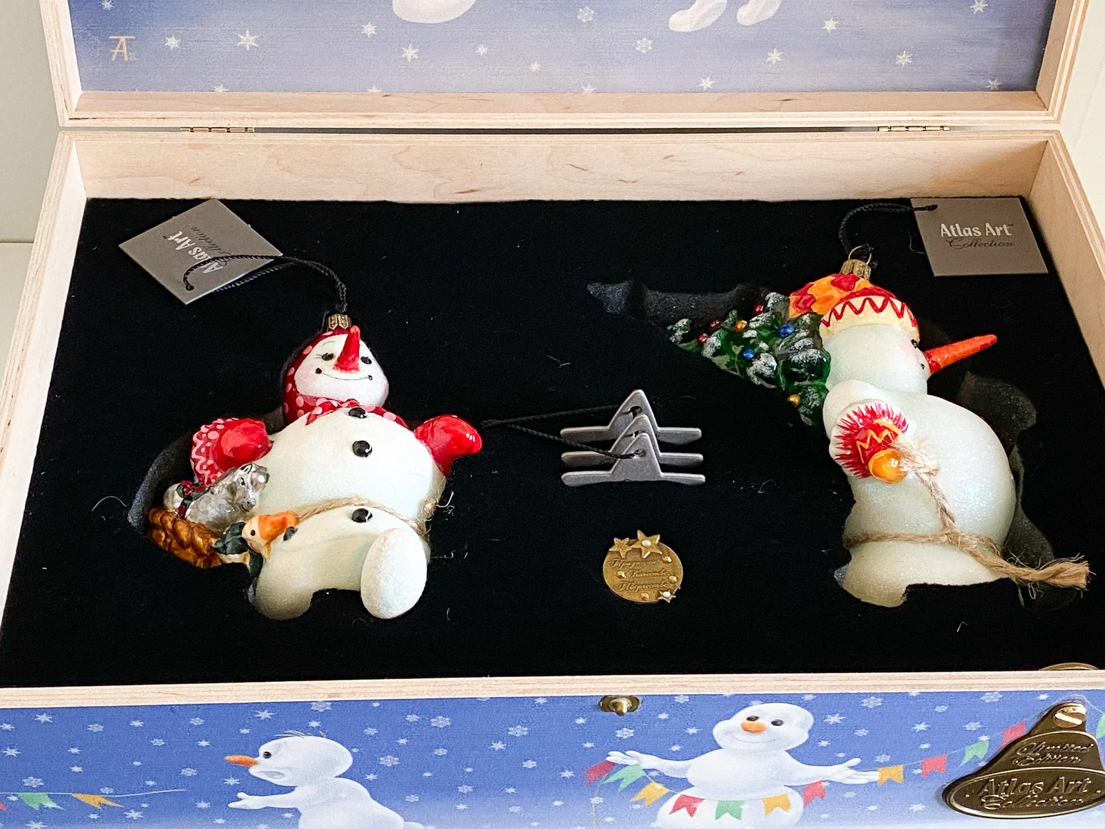 Atlas Mama-Schneemann und Papa-Schneemann bringen den Weihnachts-Baum und das Spielzeug, AtlasArt