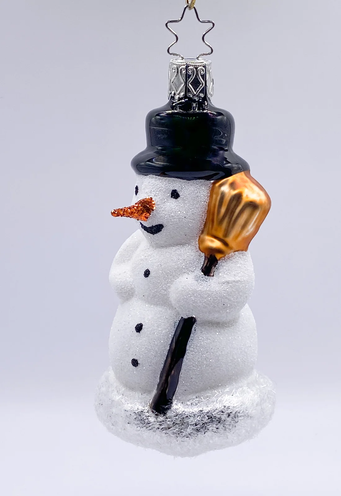Inge-Glas Schneemann mit Besen und schwarzem Hut