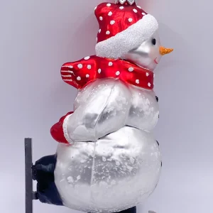 Hanco Schneemann Schlittschuh fahrend mit roter Mütze