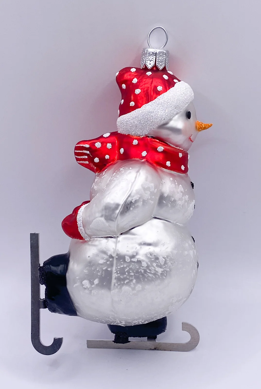 Hanco Schneemann Schlittschuh fahrend mit roter Mütze