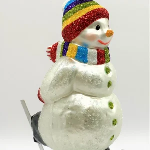 Hanco Schneemann Schlittschuh fahrend mit bunter Mütze