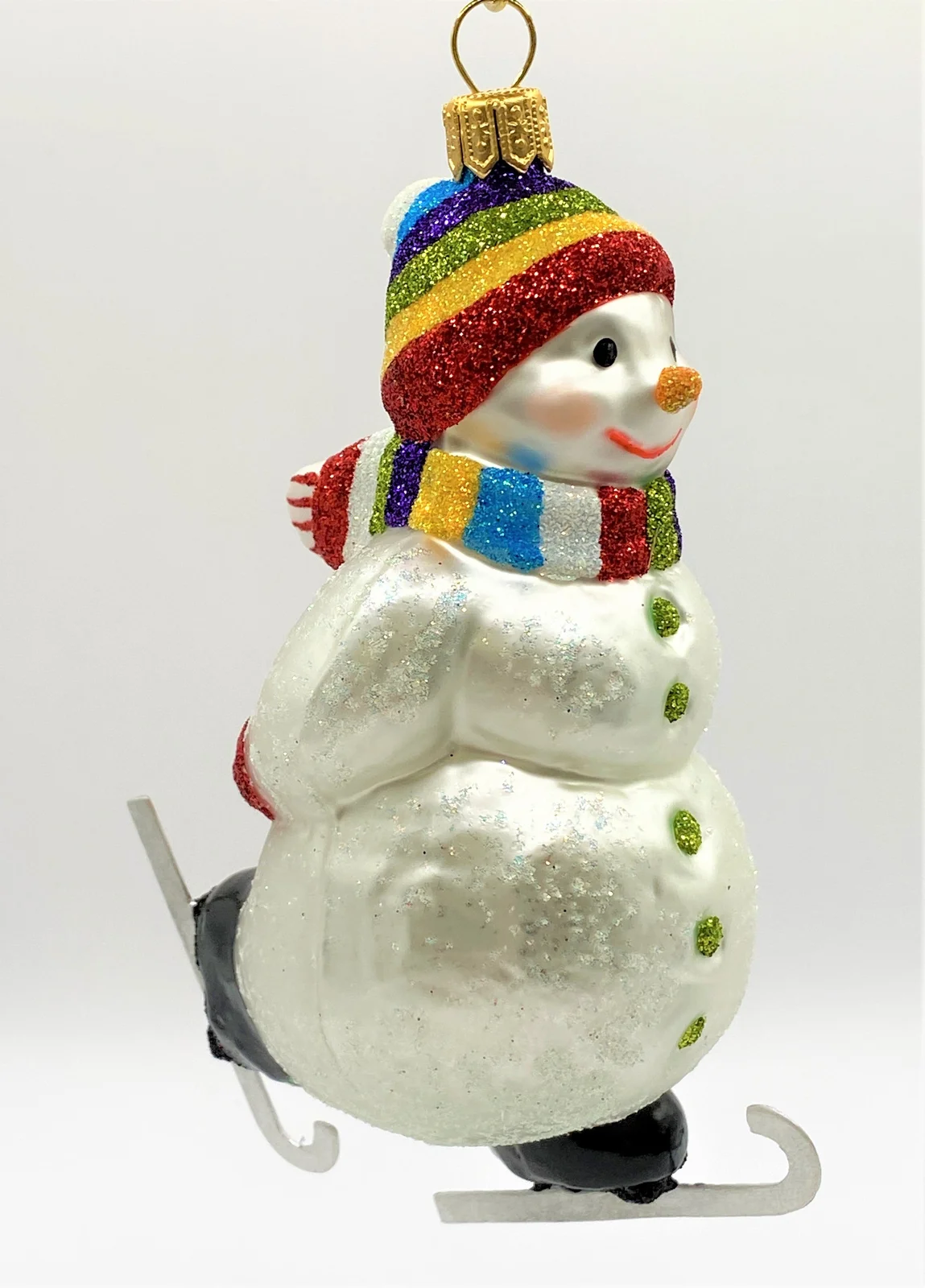 Hanco Schneemann Schlittschuh fahrend mit bunter Mütze