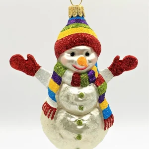 Hanco Schneemann mit bunter Mütze und roten Handschuhen