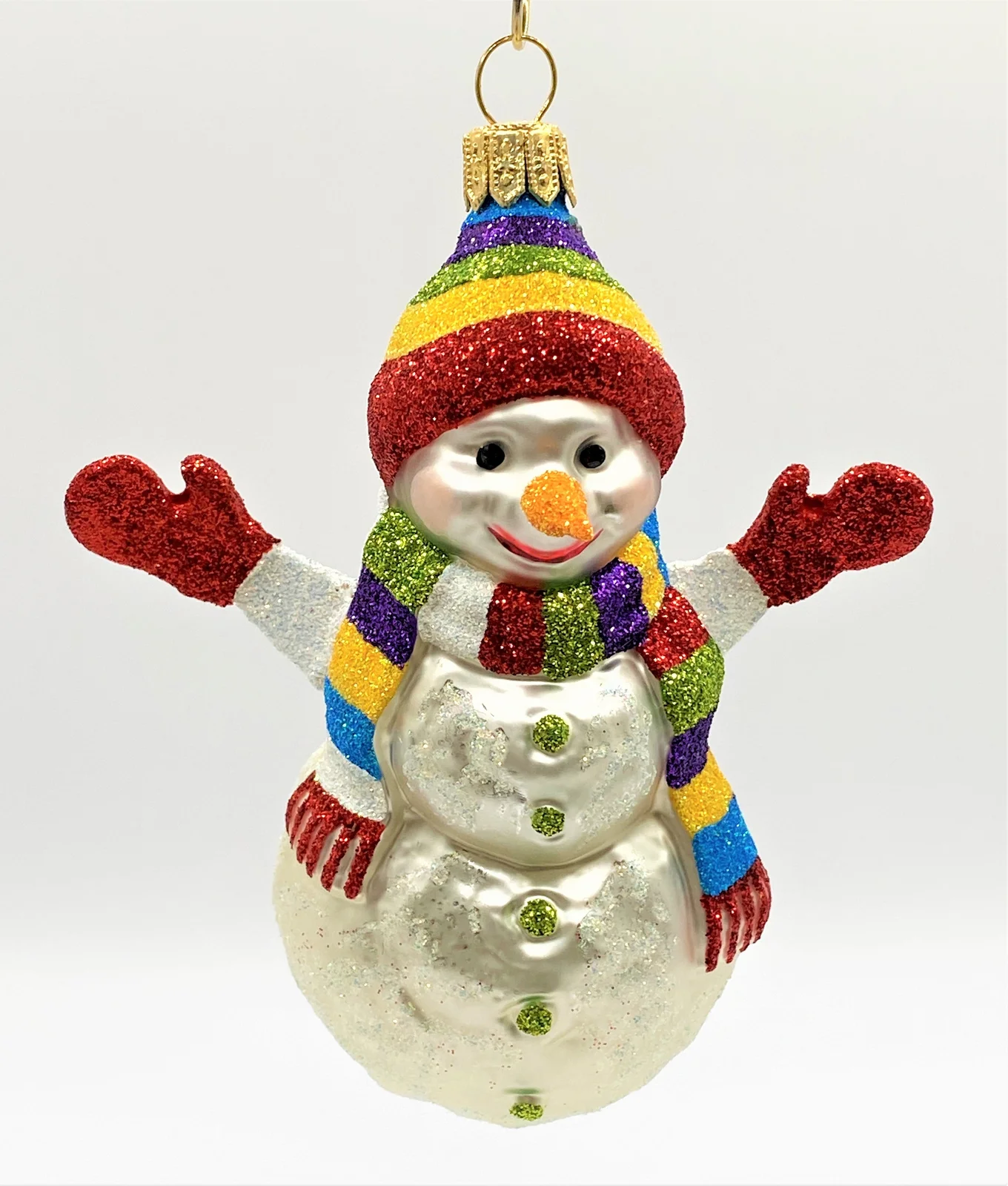 Hanco Schneemann mit bunter Mütze und roten Handschuhen