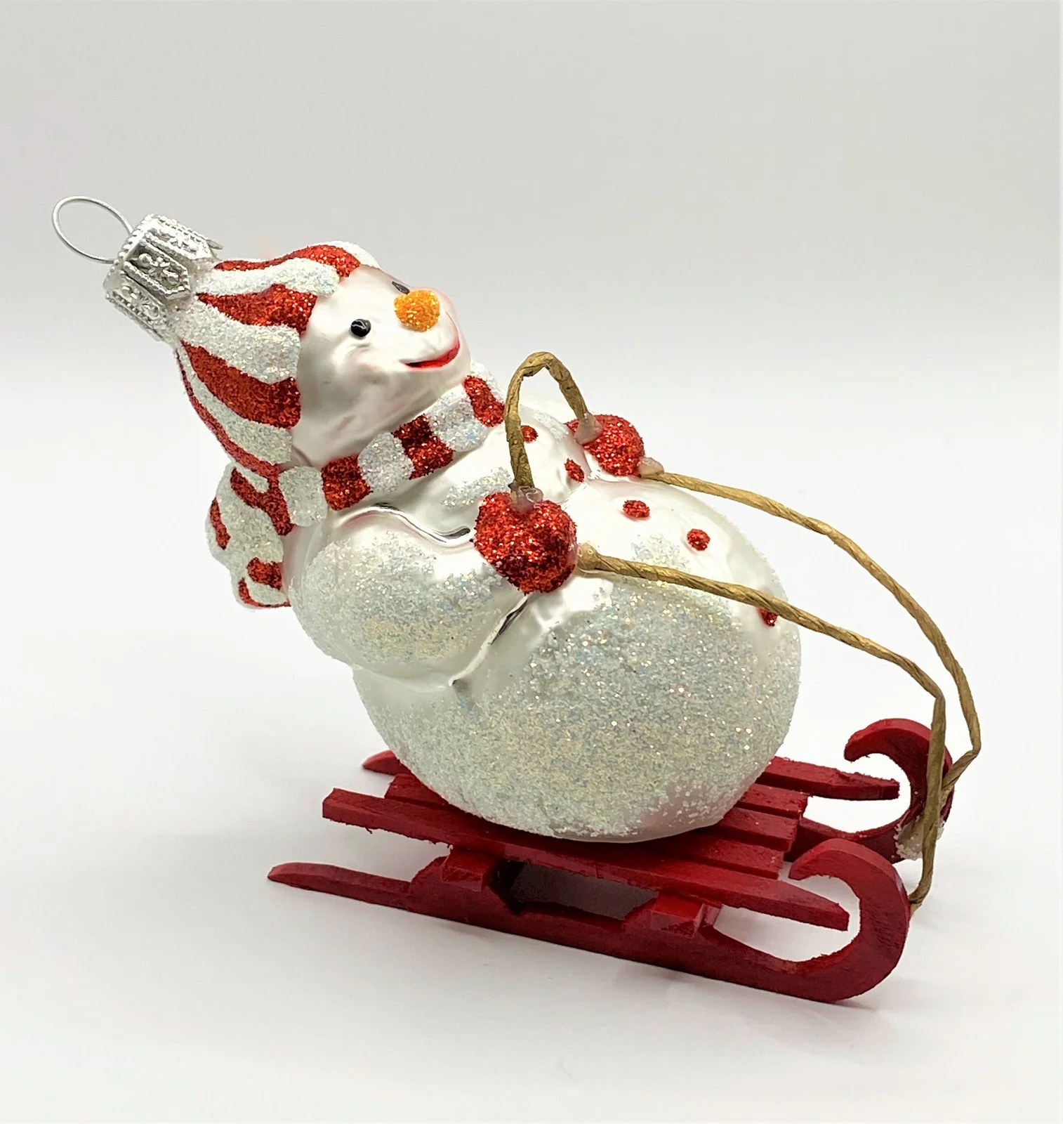 Hanco Schneemann auf Schlitten