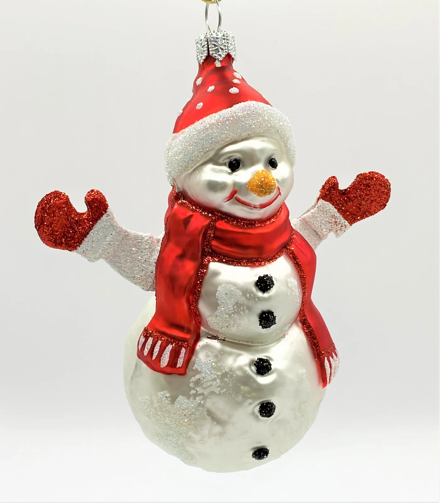 Hanco Schneemann mit roter Mütze und roten Handschuhen